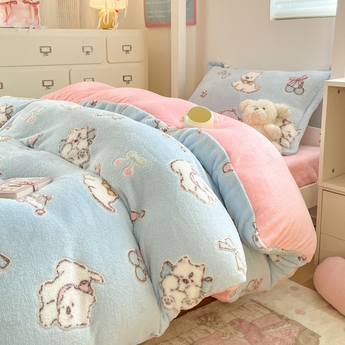 91家纺网 家纺一手货源 找家纺 川悦生活 2025新款立体雪花绒印花四件套学生床系列二场景一 奶蓝小汪粉