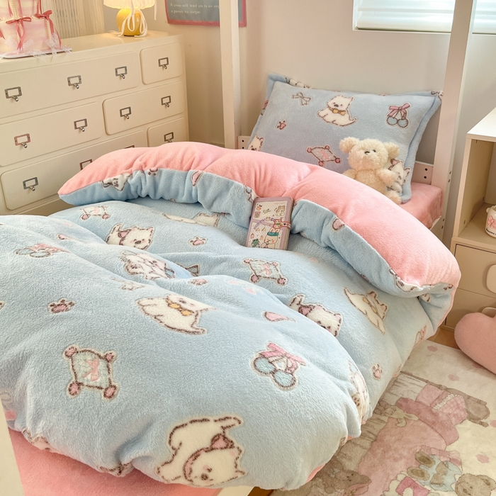 91家纺网 家纺一手货源 找家纺 川悦生活 2025新款立体雪花绒印花四件套学生床系列二场景一 奶蓝小汪粉