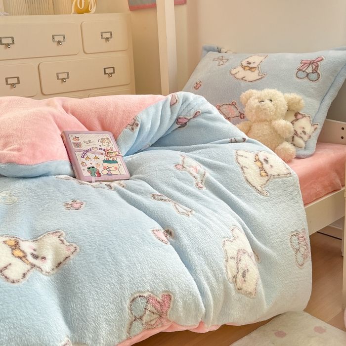 91家纺网 家纺一手货源 找家纺 川悦生活 2025新款立体雪花绒印花四件套学生床系列二场景一 奶蓝小汪粉