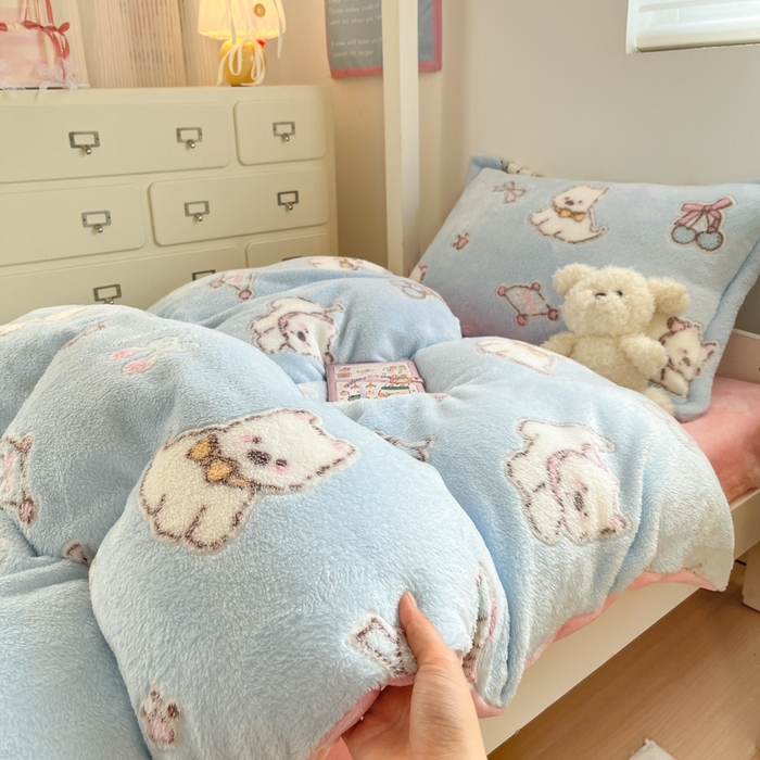 91家纺网 家纺一手货源 找家纺 川悦生活 2025新款立体雪花绒印花四件套学生床系列二场景一 奶蓝小汪粉