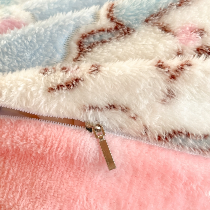 91家纺网 家纺一手货源 找家纺 川悦生活 2025新款立体雪花绒印花四件套学生床系列二场景一 奶蓝小汪粉