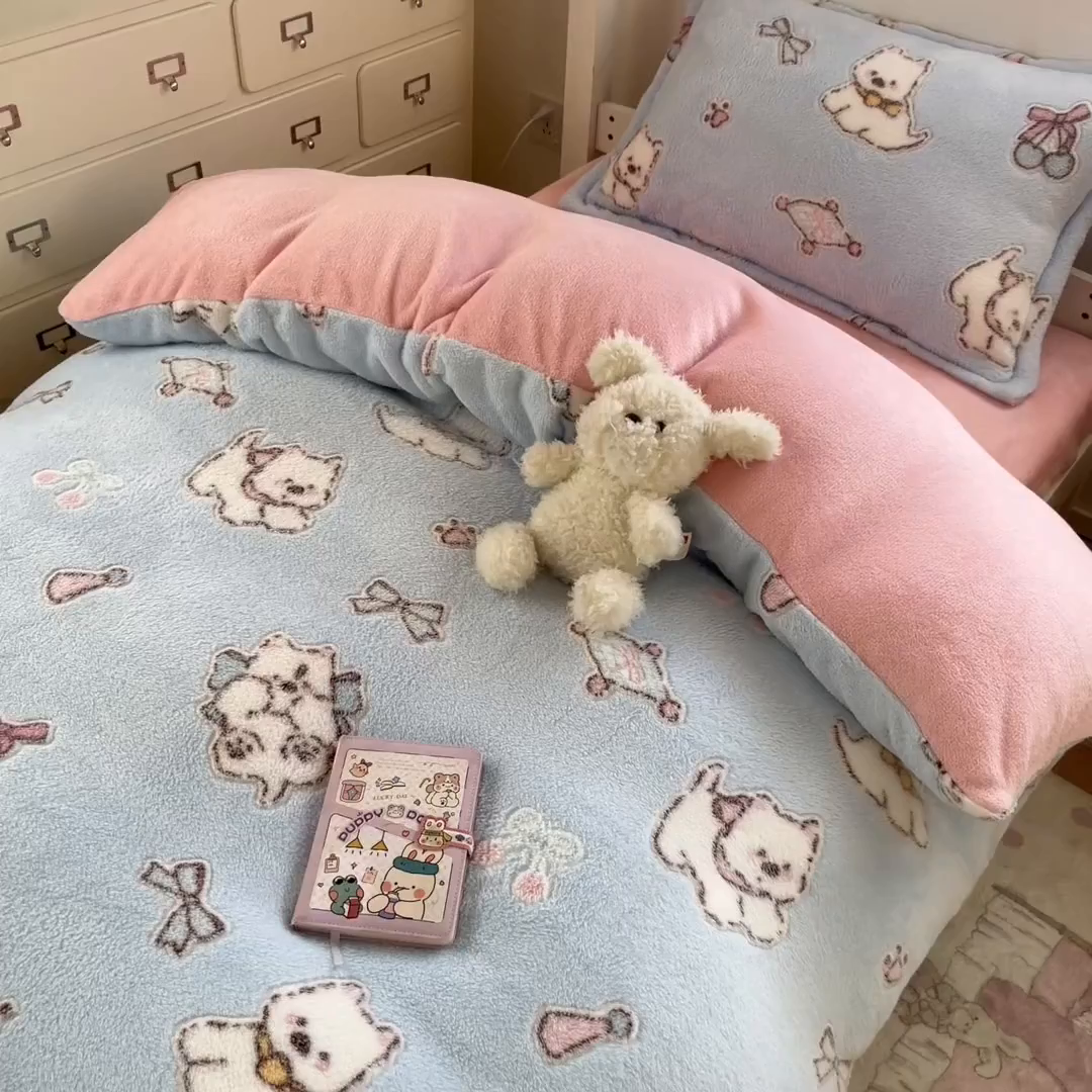 91家纺网 家纺一手货源 找家纺 川悦生活 2025新款立体雪花绒印花四件套学生床系列二场景一 奶蓝小汪粉
