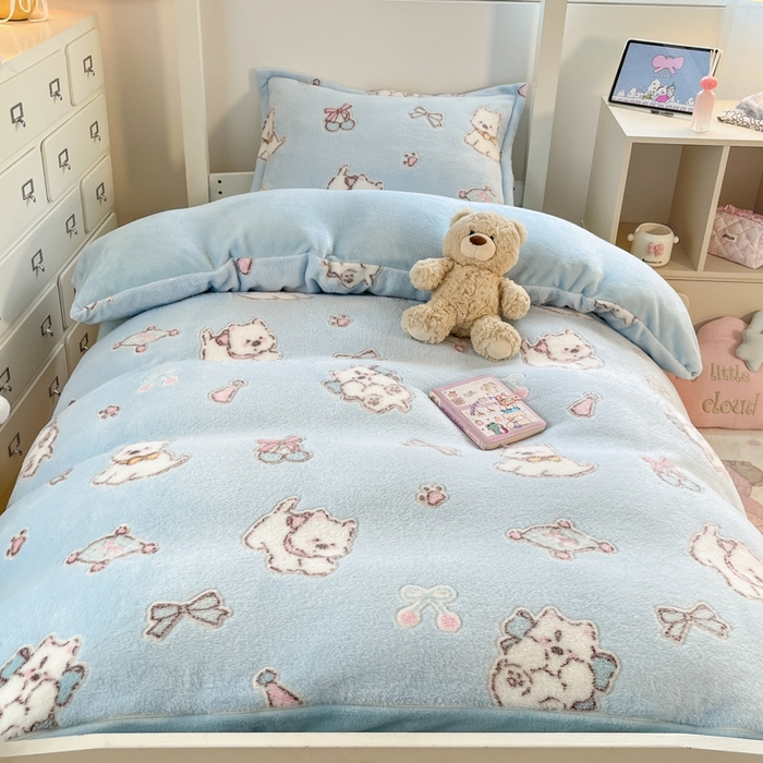 91家纺网 家纺一手货源 找家纺 川悦生活 2025新款立体雪花绒印花四件套学生床系列二场景一 奶蓝小汪蓝
