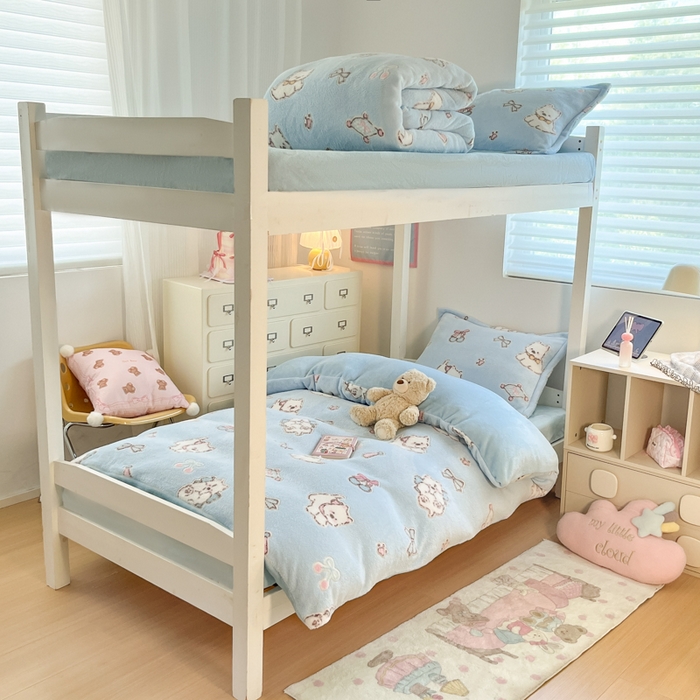 91家纺网 家纺一手货源 找家纺 川悦生活 2025新款立体雪花绒印花四件套学生床系列二场景一 奶蓝小汪蓝