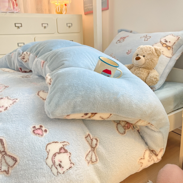 91家纺网 家纺一手货源 找家纺 川悦生活 2025新款立体雪花绒印花四件套学生床系列二场景一 奶蓝小汪蓝