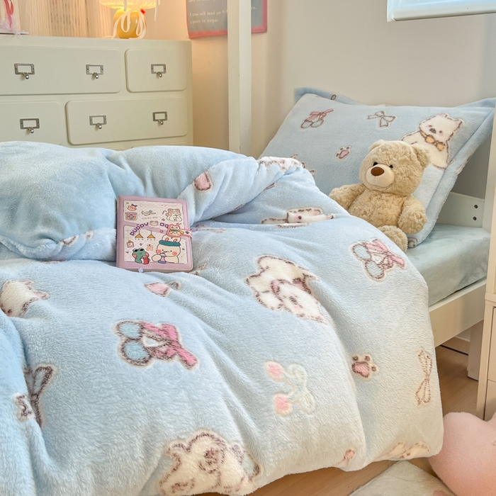 91家纺网 家纺一手货源 找家纺 川悦生活 2025新款立体雪花绒印花四件套学生床系列二场景一 奶蓝小汪蓝