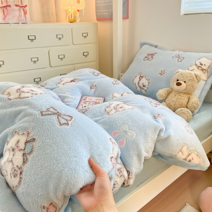 91家纺网 家纺一手货源 找家纺 川悦生活 2025新款立体雪花绒印花四件套学生床系列二场景一 奶蓝小汪蓝