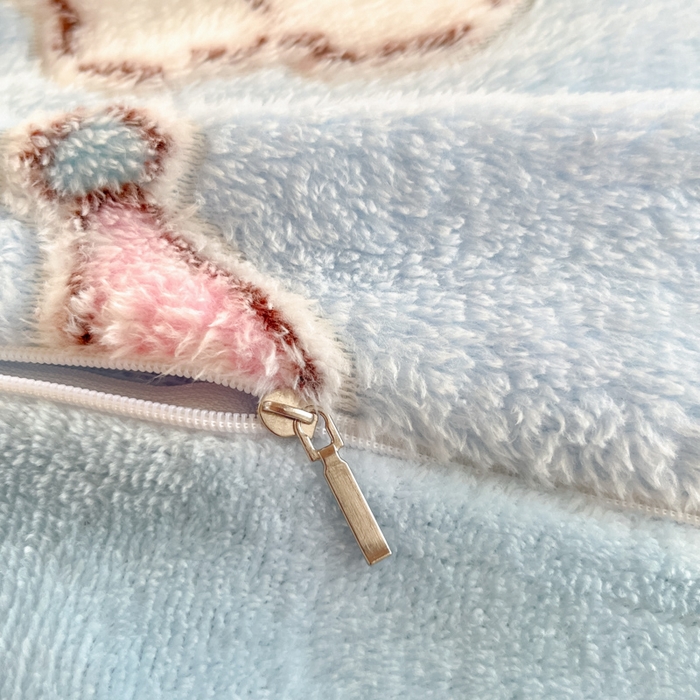 91家纺网 家纺一手货源 找家纺 川悦生活 2025新款立体雪花绒印花四件套学生床系列二场景一 奶蓝小汪蓝