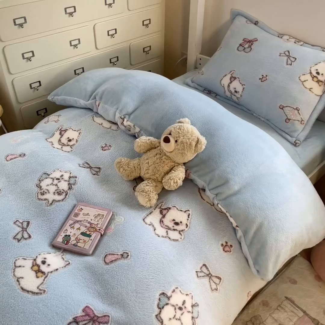 91家纺网 家纺一手货源 找家纺 川悦生活 2025新款立体雪花绒印花四件套学生床系列二场景一 奶蓝小汪蓝