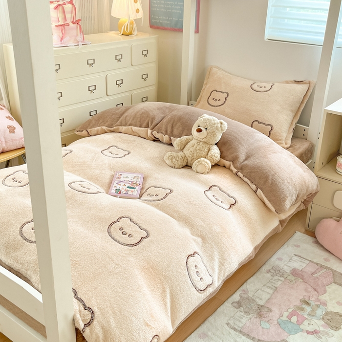 川悦生活 2025新款立体雪花绒印花四件套学生床系列二场景一 曲奇小熊