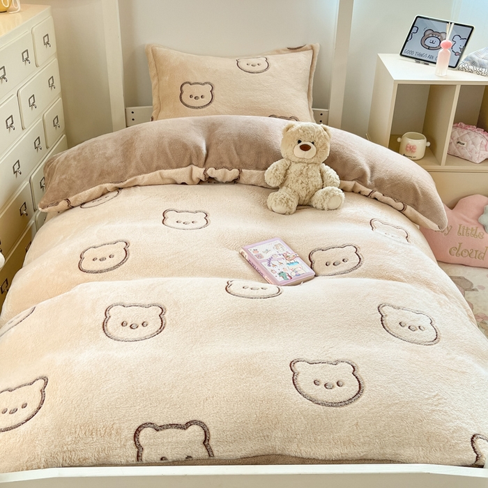 91家纺网 家纺一手货源 找家纺 川悦生活 2025新款立体雪花绒印花四件套学生床系列二场景一 曲奇小熊