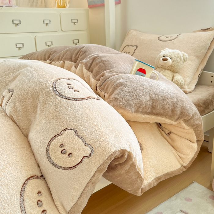 91家纺网 家纺一手货源 找家纺 川悦生活 2025新款立体雪花绒印花四件套学生床系列二场景一 曲奇小熊