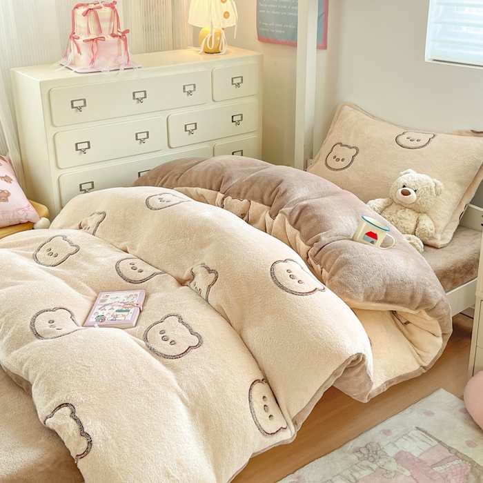 91家纺网 家纺一手货源 找家纺 川悦生活 2025新款立体雪花绒印花四件套学生床系列二场景一 曲奇小熊