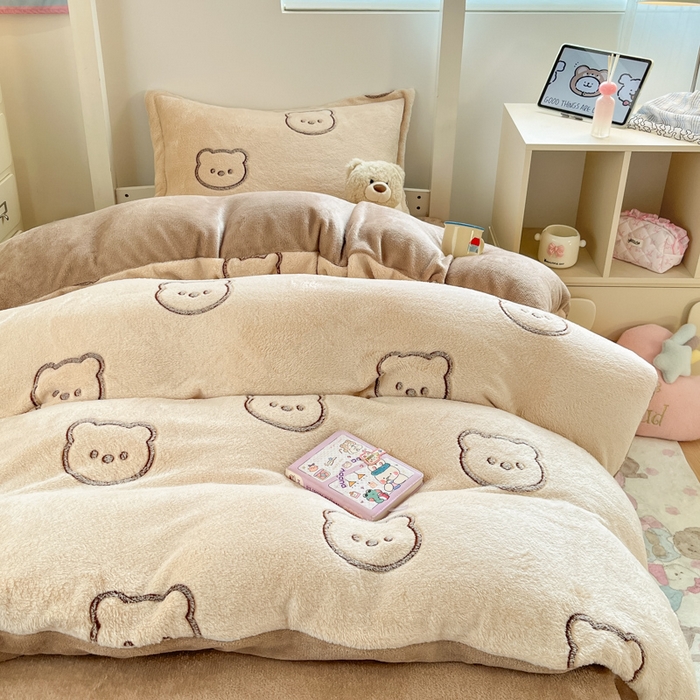 91家纺网 家纺一手货源 找家纺 川悦生活 2025新款立体雪花绒印花四件套学生床系列二场景一 曲奇小熊