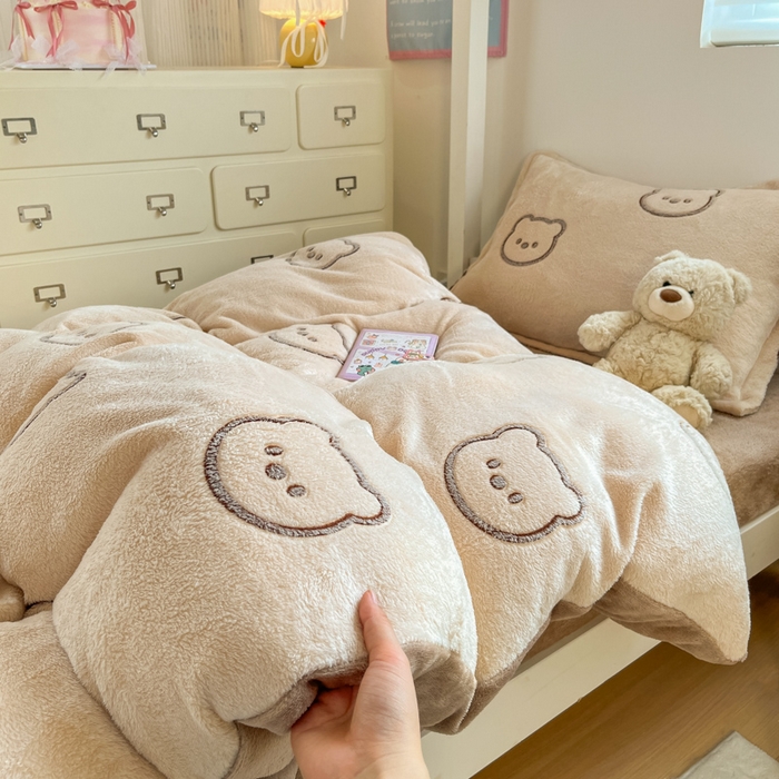 91家纺网 家纺一手货源 找家纺 川悦生活 2025新款立体雪花绒印花四件套学生床系列二场景一 曲奇小熊