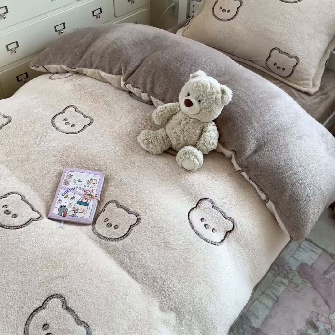 91家纺网 家纺一手货源 找家纺 川悦生活 2025新款立体雪花绒印花四件套学生床系列二场景一 曲奇小熊