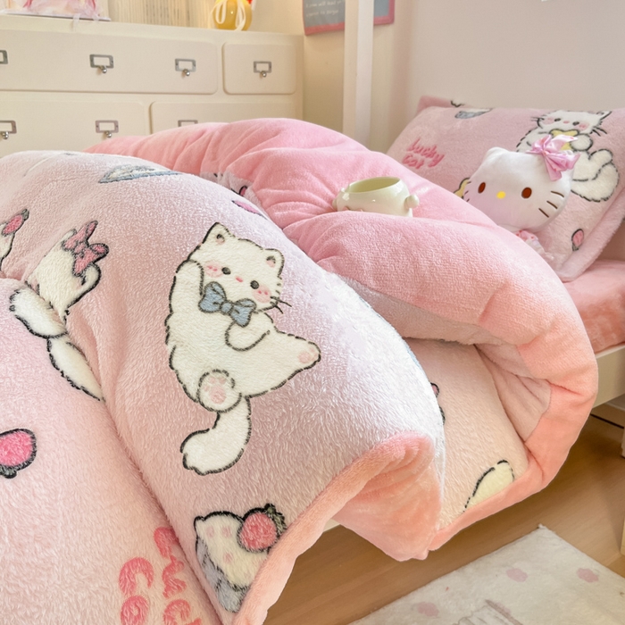 91家纺网 家纺一手货源 找家纺 川悦生活 2025新款立体雪花绒印花四件套学生床系列二场景一 甜梦小猫