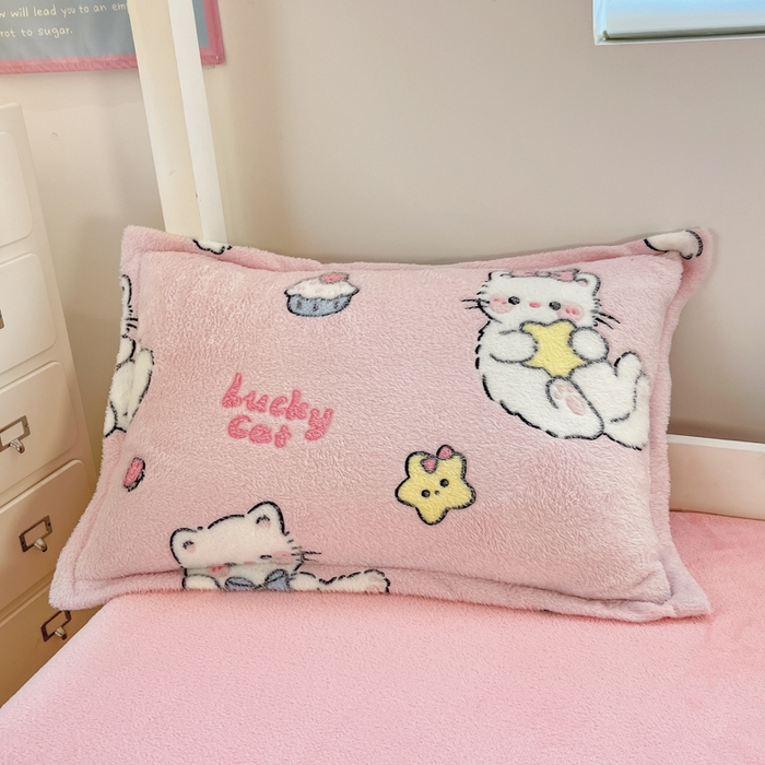 91家纺网 家纺一手货源 找家纺 川悦生活 2025新款立体雪花绒印花四件套学生床系列二场景一 甜梦小猫