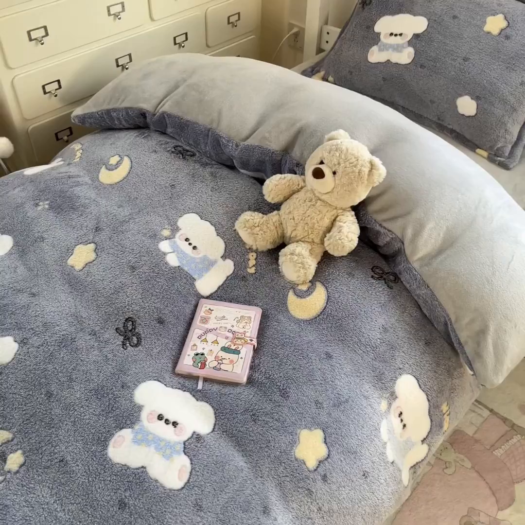 91家纺网 家纺一手货源 找家纺 川悦生活 2025新款立体雪花绒印花四件套学生床系列二场景一 星月小狗-灰