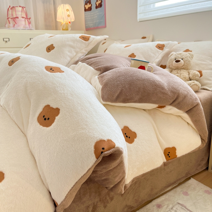 91家纺网 家纺一手货源 找家纺 川悦生活 2025新款立体雪花绒印花大床四件套系列二场景一 豆奶小熊