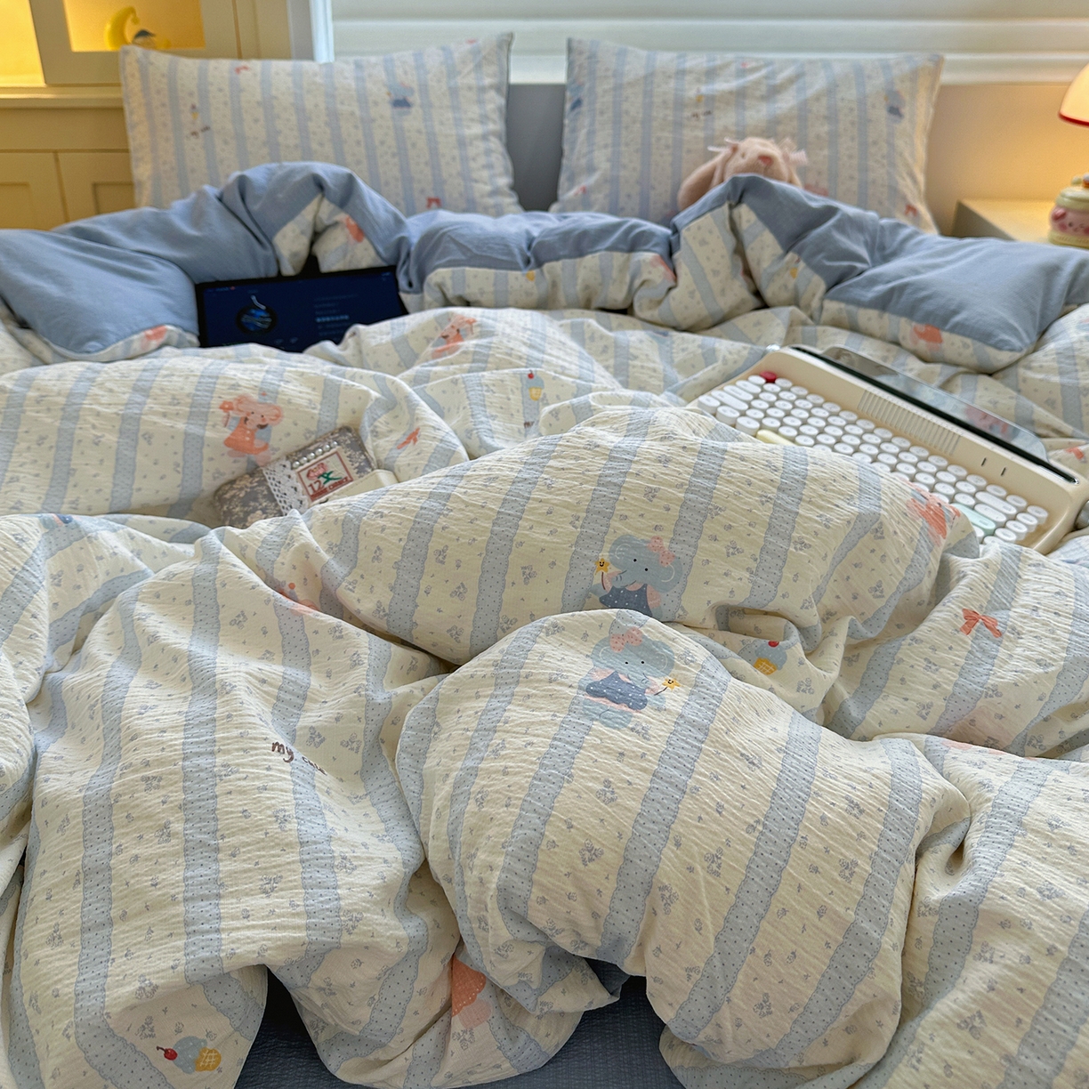 91家纺网 家纺一手货源 找家纺 水墨江南 2025新款云感双层纱印花四件套 绒绒象