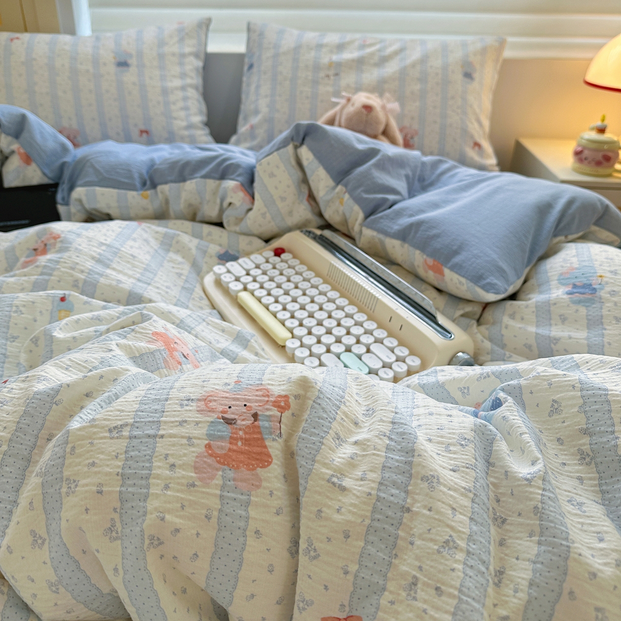 91家纺网 家纺一手货源 找家纺 水墨江南 2025新款云感双层纱印花四件套 绒绒象