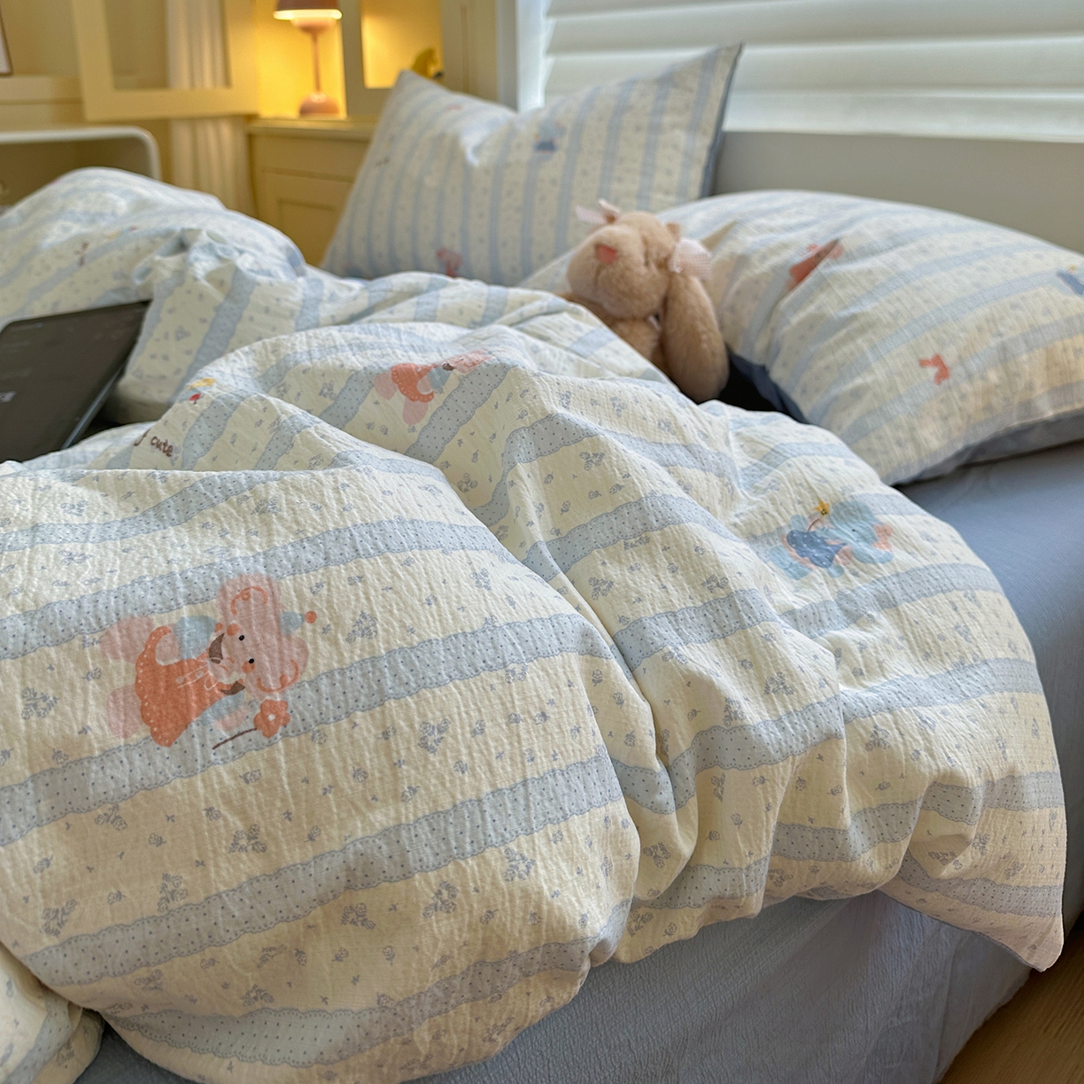 91家纺网 家纺一手货源 找家纺 水墨江南 2025新款云感双层纱印花四件套 绒绒象