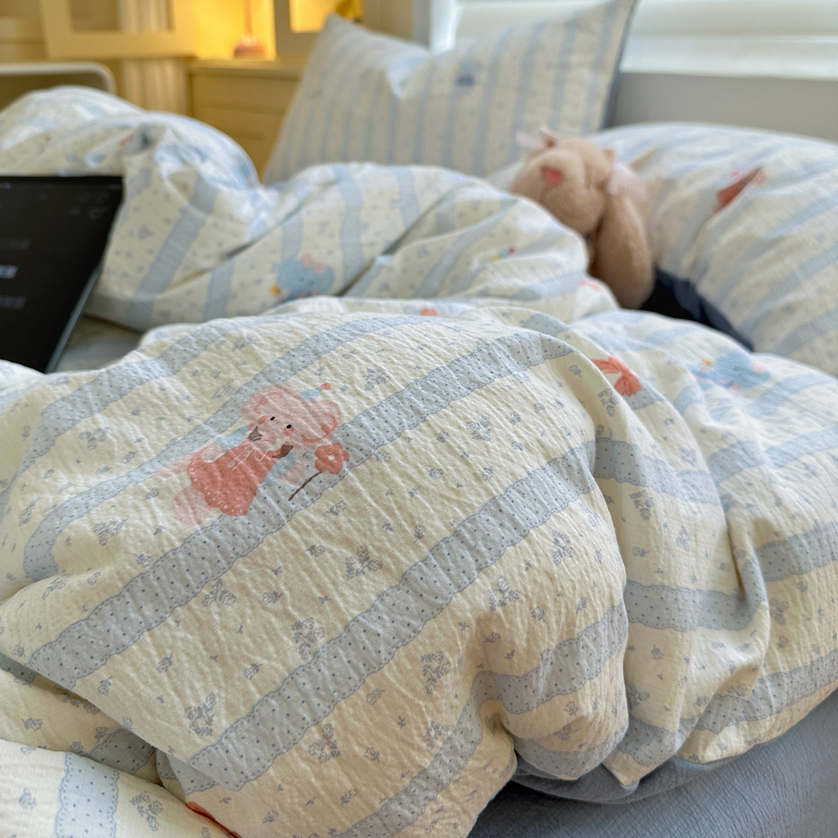 91家纺网 家纺一手货源 找家纺 水墨江南 2025新款云感双层纱印花四件套 绒绒象