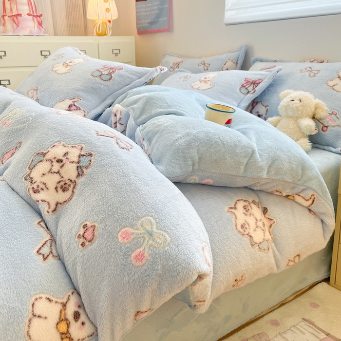 91家纺网 家纺一手货源 找家纺 川悦生活 2025新款立体雪花绒印花大床四件套系列二场景一 奶蓝小汪蓝