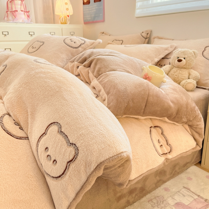 91家纺网 家纺一手货源 找家纺 川悦生活 2025新款立体雪花绒印花大床四件套系列二场景一 曲奇小熊