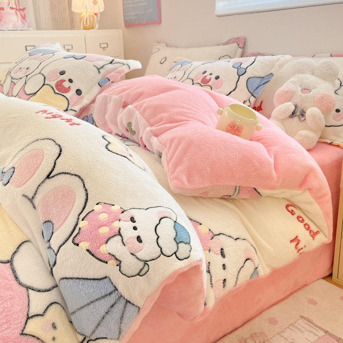 91家纺网 家纺一手货源 找家纺 川悦生活 2025新款立体雪花绒印花大床四件套系列二场景一 樱桃小兔