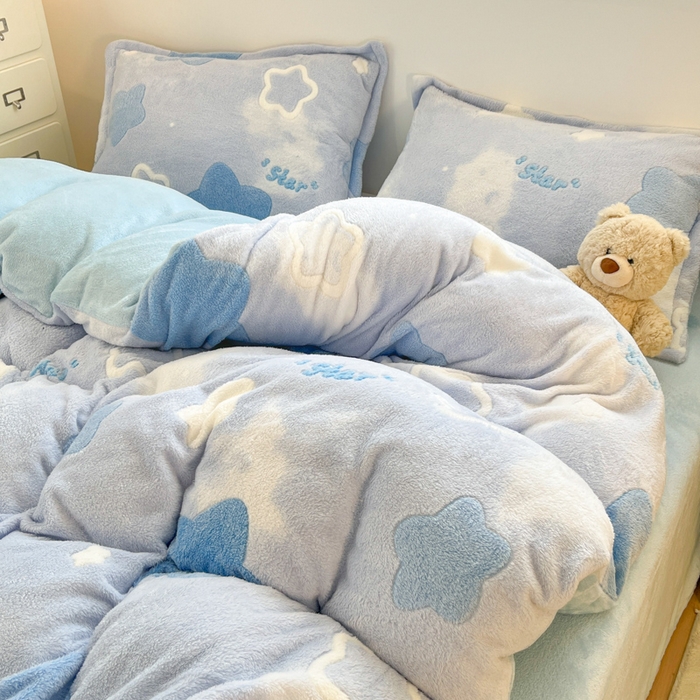 91家纺网 家纺一手货源 找家纺 川悦生活 2025新款立体雪花绒印花大床四件套系列二场景一 叮咚星星