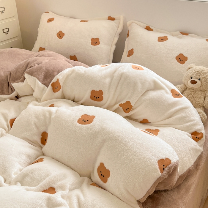 91家纺网 家纺一手货源 找家纺 川悦生活 2025新款立体雪花绒印花大床四件套系列二场景一 豆奶小熊