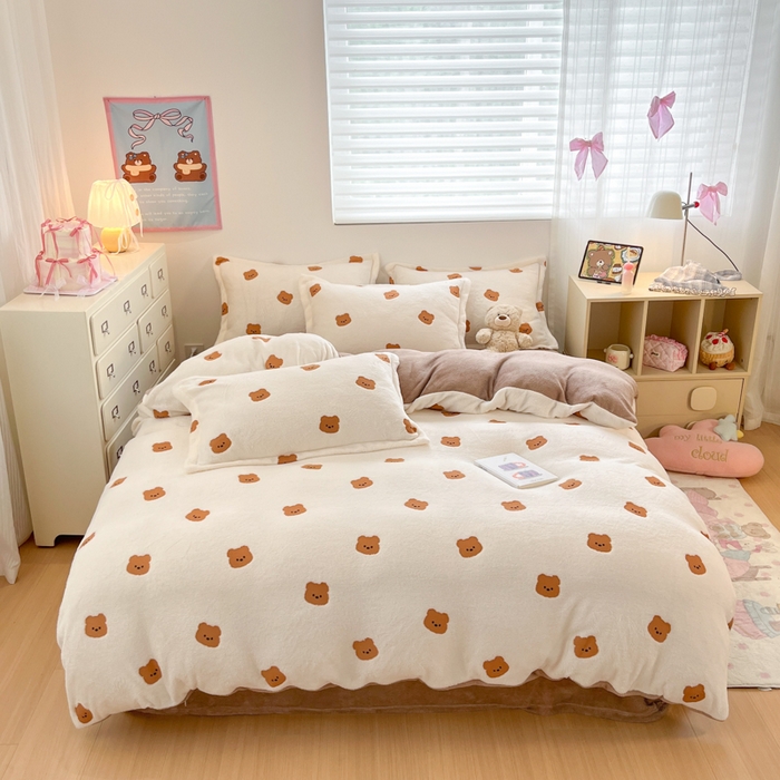 91家纺网 家纺一手货源 找家纺 川悦生活 2025新款立体雪花绒印花大床四件套系列二场景一 豆奶小熊