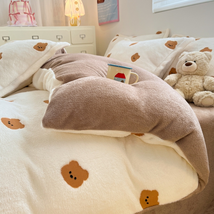 91家纺网 家纺一手货源 找家纺 川悦生活 2025新款立体雪花绒印花大床四件套系列二场景一 豆奶小熊