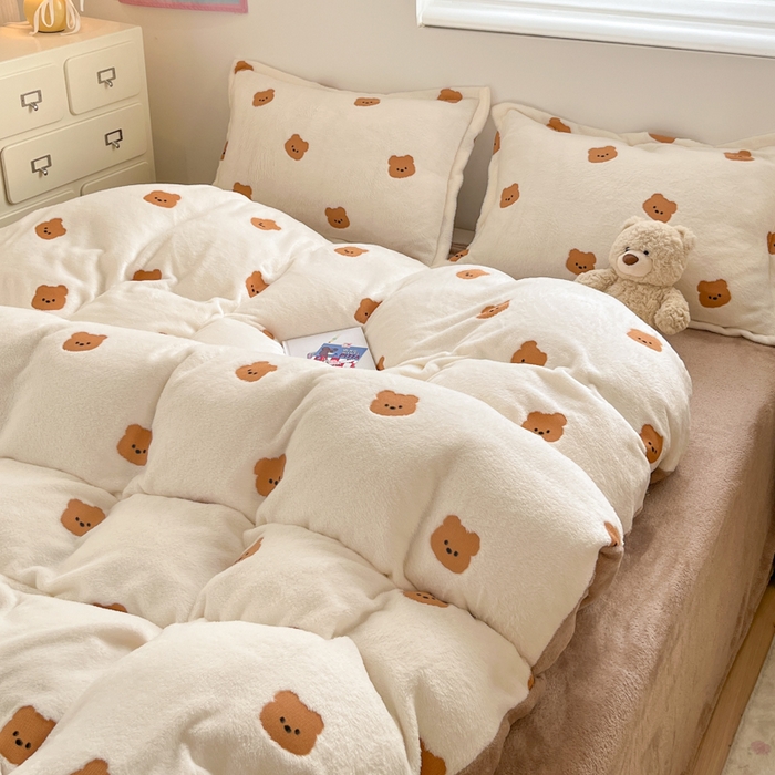 91家纺网 家纺一手货源 找家纺 川悦生活 2025新款立体雪花绒印花大床四件套系列二场景一 豆奶小熊