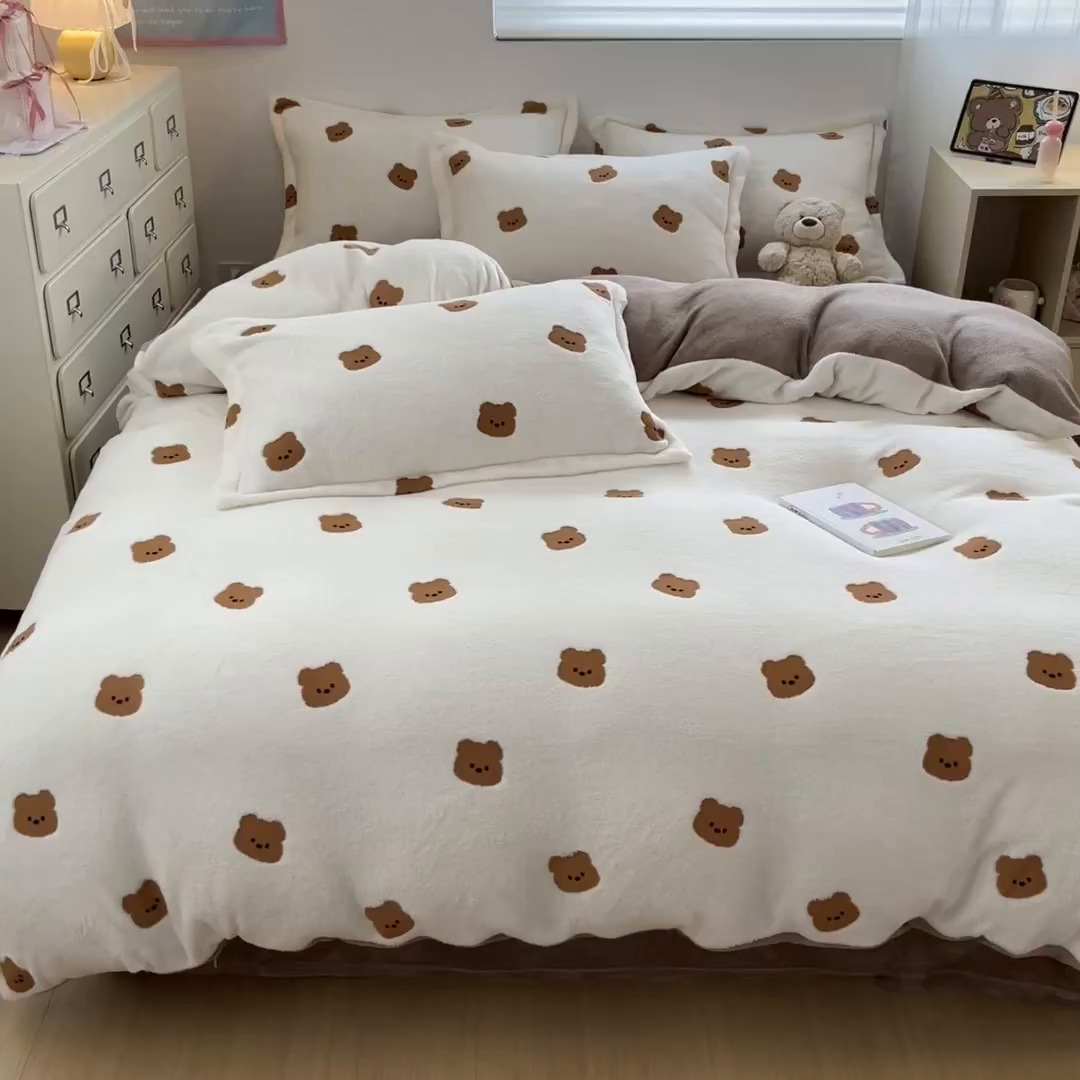 91家纺网 家纺一手货源 找家纺 川悦生活 2025新款立体雪花绒印花大床四件套系列二场景一 豆奶小熊