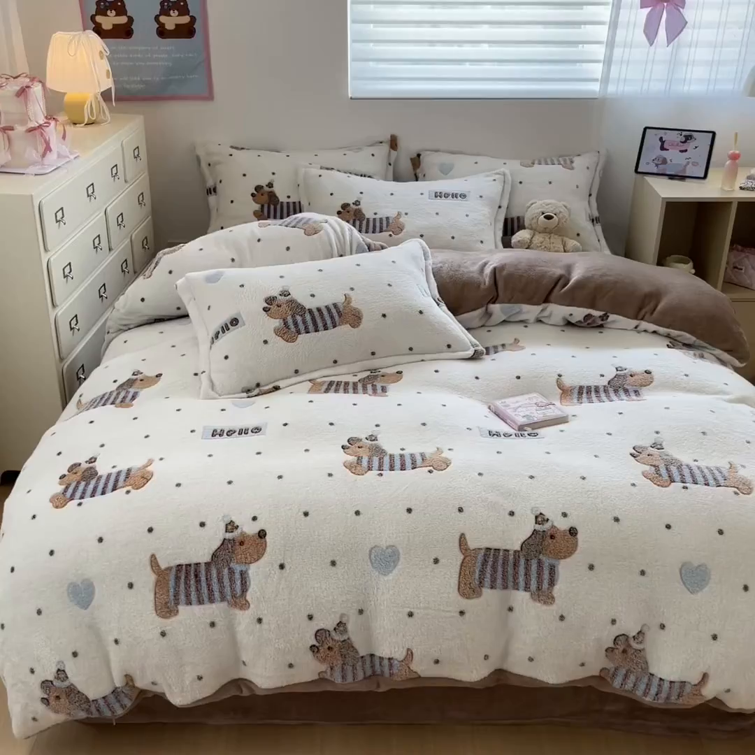 91家纺网 家纺一手货源 找家纺 川悦生活 2025新款立体雪花绒印花大床四件套系列二场景一 腊肠小点