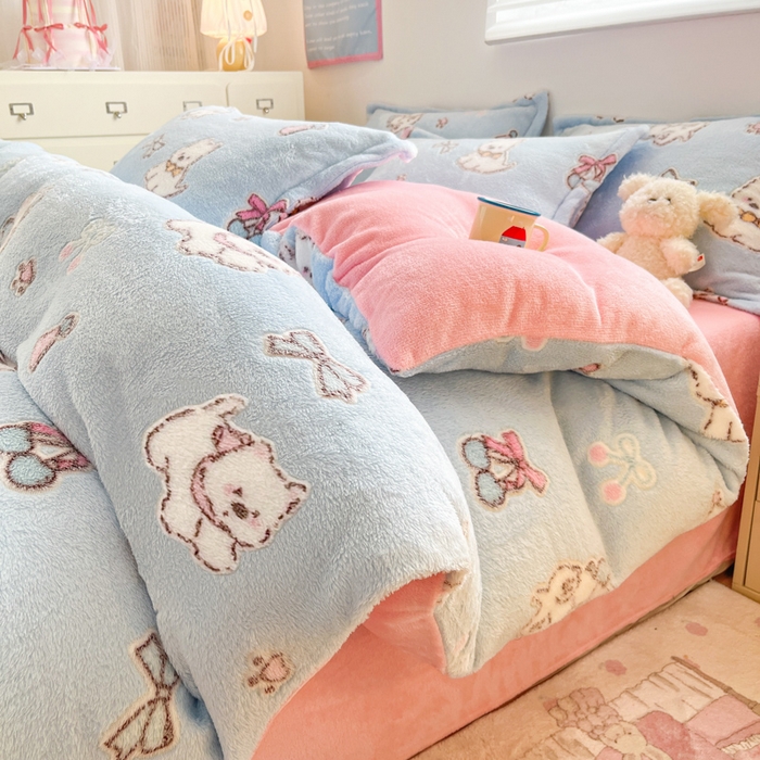 川悦生活 2025新款立体雪花绒印花大床四件套系列二场景一 奶蓝小汪粉
