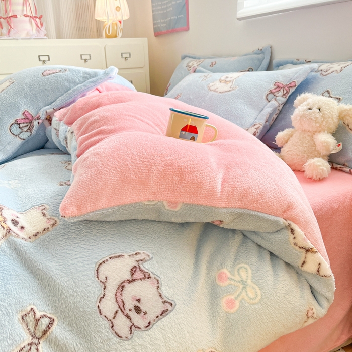 91家纺网 家纺一手货源 找家纺 川悦生活 2025新款立体雪花绒印花大床四件套系列二场景一 奶蓝小汪粉