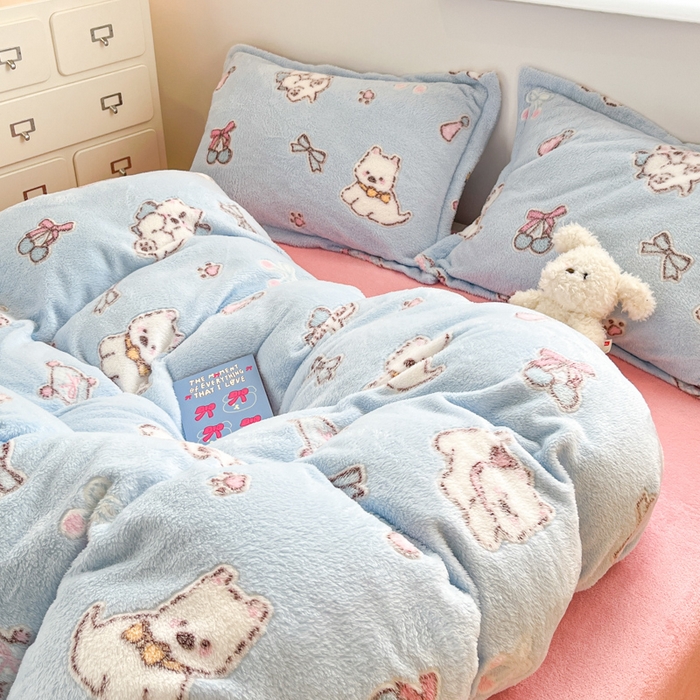 91家纺网 家纺一手货源 找家纺 川悦生活 2025新款立体雪花绒印花大床四件套系列二场景一 奶蓝小汪粉