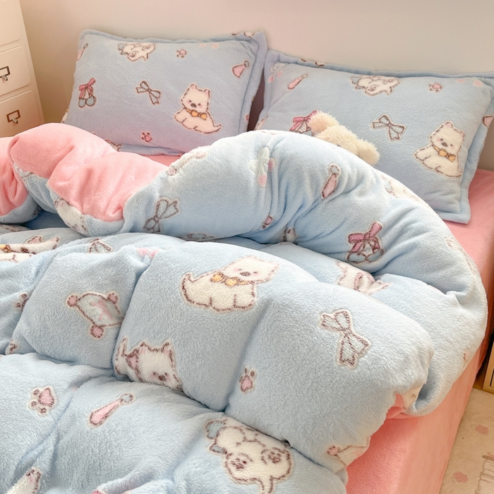 91家纺网 家纺一手货源 找家纺 川悦生活 2025新款立体雪花绒印花大床四件套系列二场景一 奶蓝小汪粉