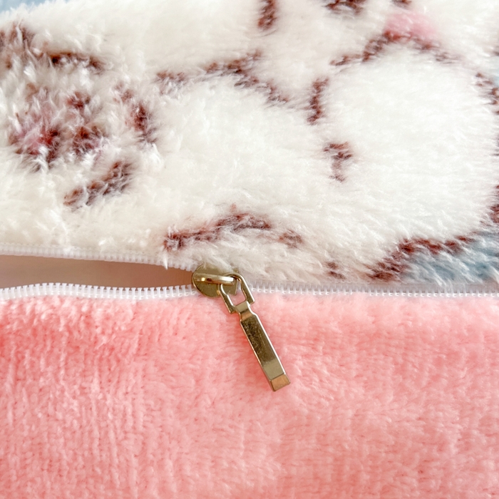 91家纺网 家纺一手货源 找家纺 川悦生活 2025新款立体雪花绒印花大床四件套系列二场景一 奶蓝小汪粉