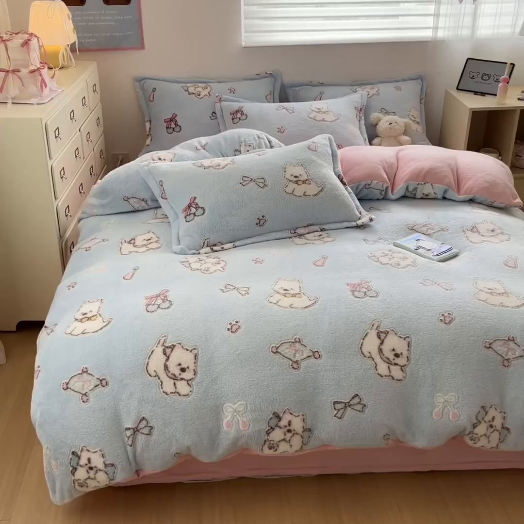 91家纺网 家纺一手货源 找家纺 川悦生活 2025新款立体雪花绒印花大床四件套系列二场景一 奶蓝小汪粉