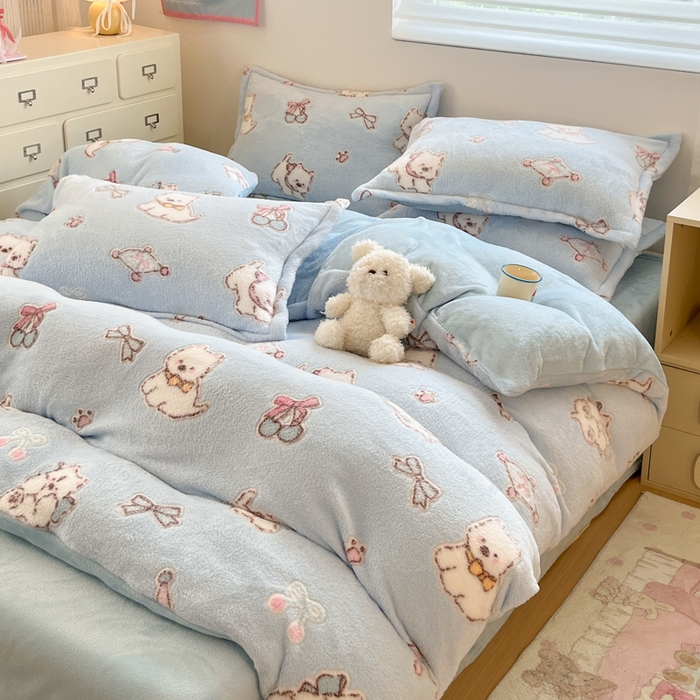 91家纺网 家纺一手货源 找家纺 川悦生活 2025新款立体雪花绒印花大床四件套系列二场景一 奶蓝小汪蓝