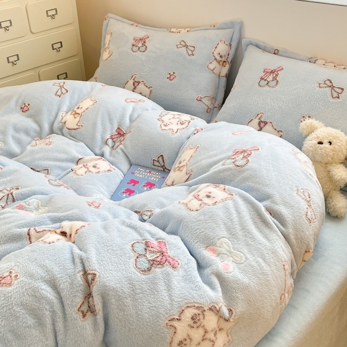 91家纺网 家纺一手货源 找家纺 川悦生活 2025新款立体雪花绒印花大床四件套系列二场景一 奶蓝小汪蓝