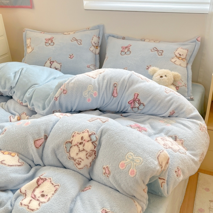 91家纺网 家纺一手货源 找家纺 川悦生活 2025新款立体雪花绒印花大床四件套系列二场景一 奶蓝小汪蓝