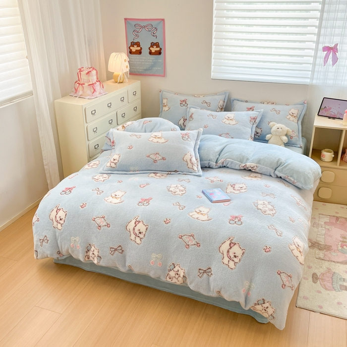 91家纺网 家纺一手货源 找家纺 川悦生活 2025新款立体雪花绒印花大床四件套系列二场景一 奶蓝小汪蓝