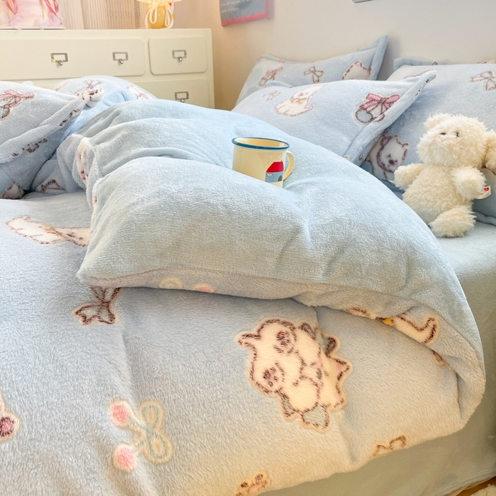 91家纺网 家纺一手货源 找家纺 川悦生活 2025新款立体雪花绒印花大床四件套系列二场景一 奶蓝小汪蓝