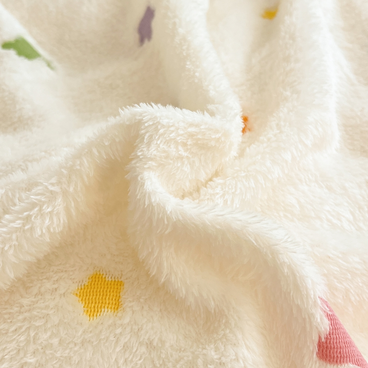 91家纺网 家纺一手货源 找家纺 川悦生活 2025新款立体雪花绒印花大床四件套系列二场景一 奶昔星星